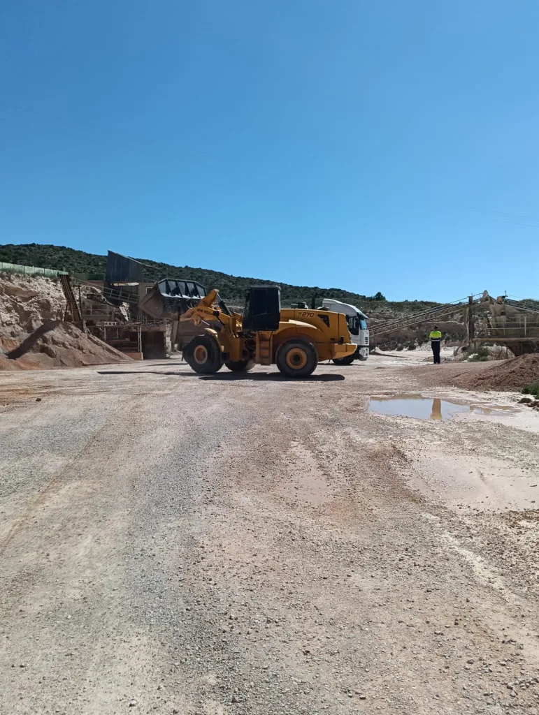 Maquinaria trabajando en la cantera de Fontsab.